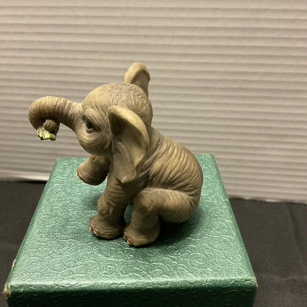 Baby‎ African Elephant Figurine Eating Hamilton Collection